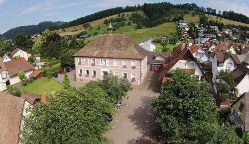 Luftaufnahme der Ortsverwaltung Unterharmersbach 