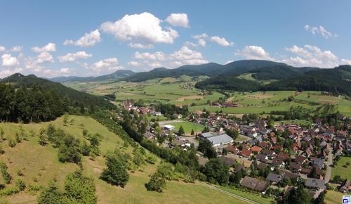 Blick von oben auf Unterharmersbach Luftaufnahme auf Ortsteil Unterharmersbach mit Sportplatz und Schwarzwaldhalle