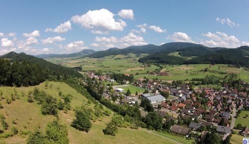 Luftaufnahme auf Ortsteil Unterharmersbach mit Sportplatz und Schwarzwaldhalle