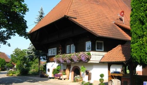 typisches Schwarzwälderbauerhaus mit Blumenschmuck