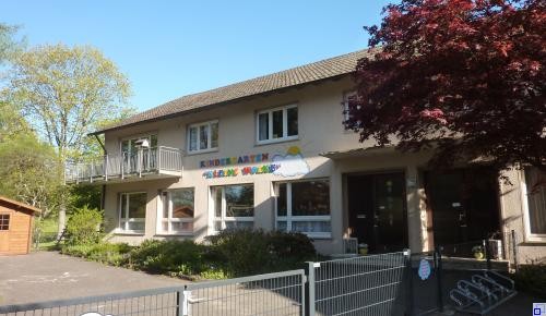 Kindergarten "Kleine Wolke" in bunten Buchstaben steht Kindergarten Kleine Wolke geschrieben