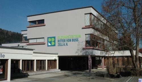 Schulgebäude Ritter von Buß Außenansicht des Schulgebäudes mit Logo darauf