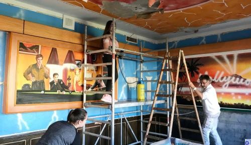 Jugendforum Mit Gerüst und Leiter renovieren Jugendliche die Räumlichkeiten