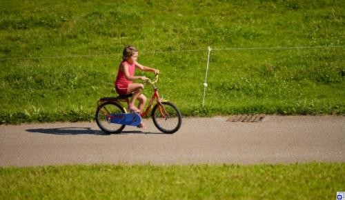 Ein Kind der Fahrrad auf dem Feldweg fährt