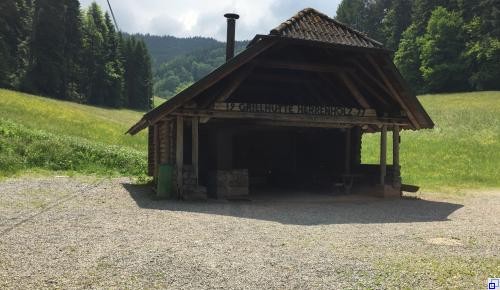 Herrenholz Hütte Blockhütte mit Sitzgelegenheiten der Grillstelle Herrenholz