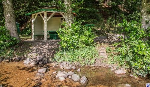 Grillstelle Pavillon bei der Grillstelle Hinterhambach