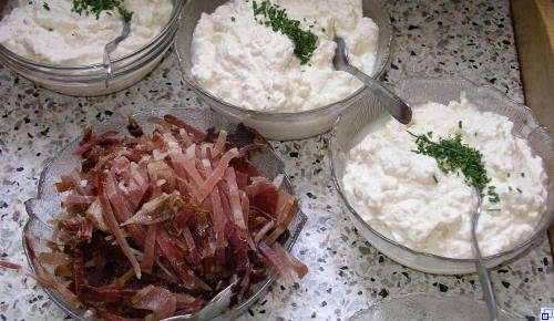 Auf dem Bild ist Schwarzwälder Speck und Bibiliskäse zu sehen