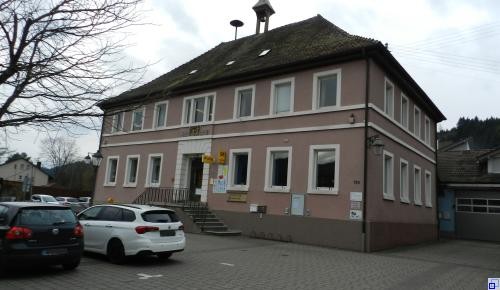 2 stöckiges Haus mit Parkplatz davor, Sitz der Ortsverwaltung Unterharmersbach und der Musikschule 