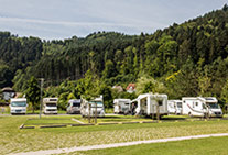 Wohnmobile campen auf dem Zeller Wohnmobilstellplatz